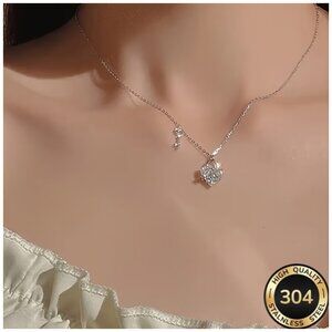 Charming Necklace Featuring a Heart-Shaped Lock and Key Design Romantic Design
